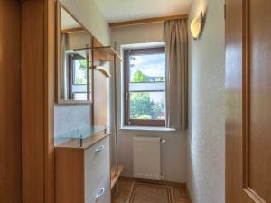 eine kleine Küche mit einem Waschbecken und einem Fenster in der Unterkunft Ferienwohnung "Juli" Objekt ID 13432 in Waren (Müritz)