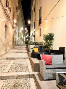 eine Gasse mit Stühlen und Tischen auf einer Straße in der Unterkunft Civico 22 in Trapani