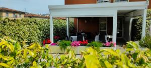 una casa con flores y plantas en un patio en B&B Terrazza Belfiore, en Florencia