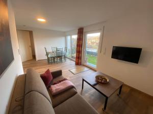 EppsteinにあるYour Sweet Home 2 Near Frankfurt /Wiesbadenのソファとテーブルのあるリビングルーム