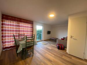 EppsteinにあるYour Sweet Home 2 Near Frankfurt /Wiesbadenのテーブルと椅子、リビングルームが備わる客室です。