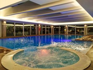 A piscina localizada em Hotel Covilhã Dona Maria Affiliated by Meliá ou nos arredores