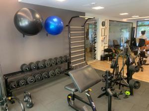 - une salle de sport avec un groupe de vélos et un groupe de balles dans l'établissement Apartamento Copacabana sistema Apart-hotel, à Rio de Janeiro