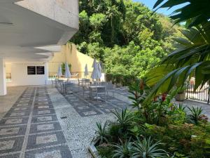 un patio avec des chaises et des parasols dans un bâtiment dans l'établissement Apartamento Copacabana sistema Apart-hotel, à Rio de Janeiro