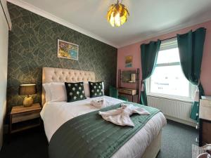 Un pat sau paturi într-o cameră la McGraths Blackpool