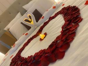 a cake with a swan on top of a bed at Domaine les 2 Mondes in Aydat +44 photos