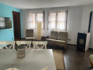 a living room with a couch and a tv at Precioso apartamento en Espot in Espot