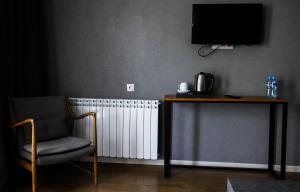 Televiisor ja/või meelelahutuskeskus majutusasutuses Hotel Stancia Kazbegi - City Center
