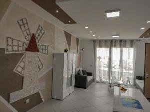 un soggiorno con un muro e un camino di Residence Tre Gemme a Trapani