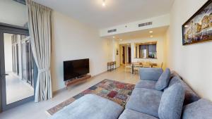 Posezení v ubytování Hometown Apartments - Brand New 2BR Apartment in Dubai Wharf 2