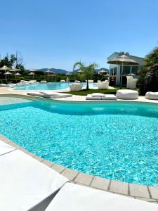 una piscina de agua azul en un complejo en La Siègià Resort spa, en Massa Marittima