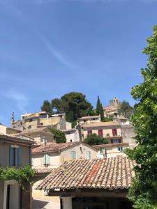 um grupo de casas numa colina com um telhado em Logement au cœur du village de Rasteau em Rasteau