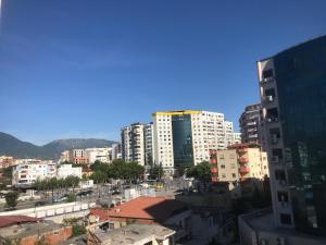 uma vista para uma cidade com edifícios altos em Old Train Station Tirana em Tirana