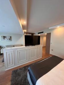 uma sala de estar com uma grande televisão de ecrã plano em Cabir Deluxe Hotel Sapanca em Sapanca