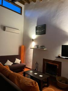 Televízia a/alebo spoločenská miestnosť v ubytovaní Apartamentos Rurales En Plena Sierra