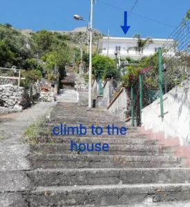 タオルミーナにあるJohnny and Mary's house breathtaking view 200 stairs locazioneturisticaの階段
