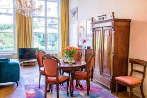 a living room with a table and chairs at B&B Het Hart van Haarlem in Haarlem
