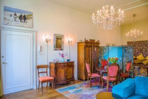 uma sala de estar com uma mesa e cadeiras e um lustre em B&B Het Hart van Haarlem em Haarlem