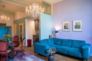 sala de estar con sofá azul y mesa en B&B Het Hart van Haarlem, en Haarlem
