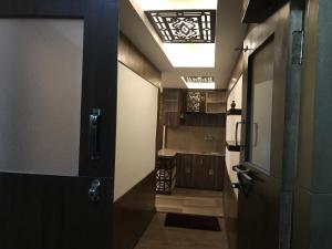 um corredor com uma porta para uma casa de banho com um lavatório em Kathmandu Sojourn-Your home away! (2BHK Apartelle) em Kathmandu