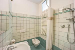 Costa CarnaraにあるCasa Paola e del Poetaのシャワー、洗面台、トイレ付きのバスルーム +13枚の写真