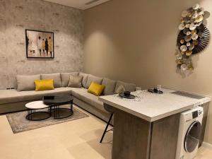 فوياج ريسيدنس في الرياض: غرفة معيشة مع أريكة وطاولة