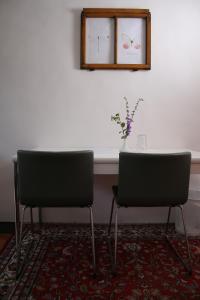 zwei Stühle vor einem Tisch mit einem Spiegel in der Unterkunft Hotel im Stift Neuberg in Neuberg an der Mürz