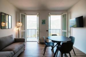 sala de estar con mesa y sofá en OLIVE TREE LAKE VIEW APARTMENT en Bellagio