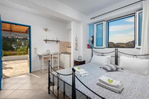 Postel nebo postele na pokoji v ubytování Agnanti Beach Apartments