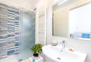 a bathroom with a sink and a shower at B&B La Rosa dei Venti, panoramico nel cuore di Vieste Vista mare Centro storico in Vieste +27 photos
