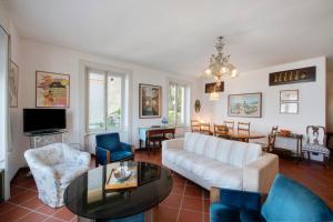 sala de estar con sofá y mesa en Villa Sofia en Varenna