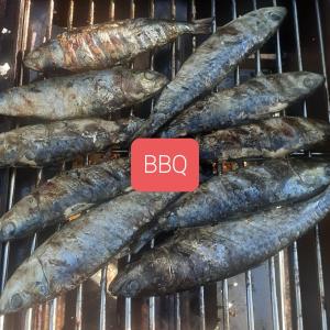 a bunch of fish on a grill with a sign that says bc at La finca del don Ganapati in San Bartolomé de Tirajana