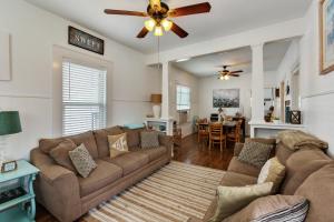 sala de estar con sofá y ventilador de techo en Tina Marie - just 1 block to Seawall beach! home en Galveston