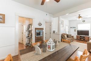 Gallery image of Tina Marie - just 1 block to Seawall beach! home in Galveston