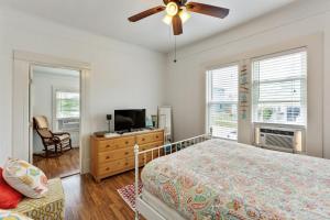 Gallery image of Tina Marie - just 1 block to Seawall beach! home in Galveston