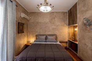 Schlafzimmer mit einem Bett und einem Kronleuchter in der Unterkunft MS APARTMENT in Athen