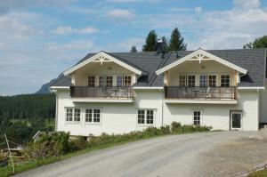 a white house with a black roof at Gjerdset Turistsenter in Isfjorden