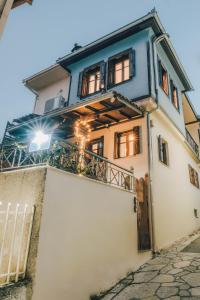 Casa blu e bianca con balcone di Varousi.Traditional house in old town of Trikala 1 a Tríkala