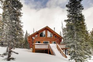 una cabaña de madera en la nieve con árboles en Stay at the Treeline with Fabulous Views! On Top of the World at Ptarmigan Lodge, en Fairplay