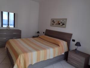 SovereにあるCasa Tizianaのベッドルーム1室(ベッド1台、ドレッサー、窓付)
