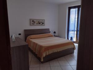 sypialnia z dużym łóżkiem i oknem w obiekcie Casa Tiziana w mieście Sovere +37 zdjęć