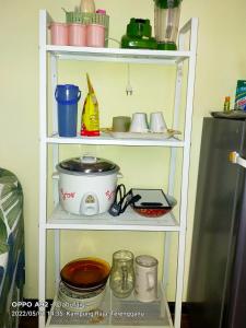 Kuhinja ili čajna kuhinja u objektu Ulya Homestay 1