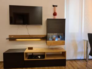 A television and/or entertainment centre at Nuovissimo appartamento Foce Mare