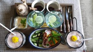 Amatų kalnelis في أنيكشيالي: مجموعة من أطباق الطعام على صينية خشبية