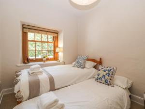 Кровать или кровати в номере Redwood Cottage