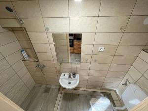 A bathroom at Perényi Pince és Vendégház Hajós