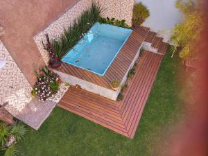 - Vistas a una terraza de madera con piscina en JPK Guest House, en Tiradentes