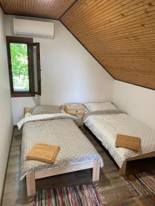 A bed or beds in a room at Perényi Pince és Vendégház Hajós