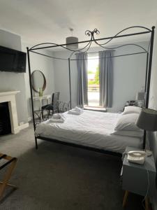 מיטה או מיטות בחדר ב-Antrobus Hotel