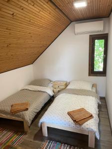 A bed or beds in a room at Perényi Pince és Vendégház Hajós